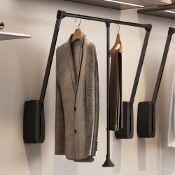 Wand kledinglift zwart, verstelbaar van 60 tot 83 cm breed.